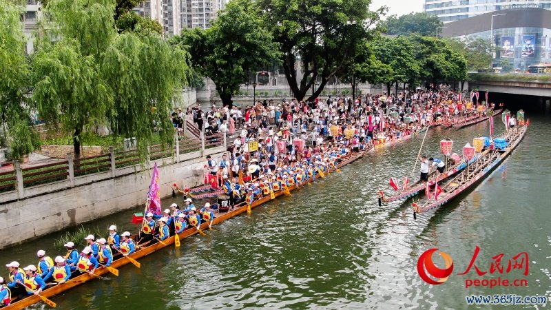 广州猎德村龙船采青现场讨厌浓烈。东说念主民网 韩宇轩摄